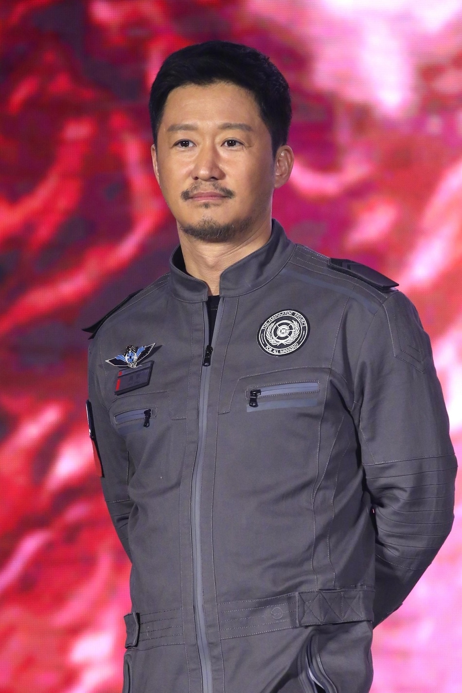 吴京用苹果手机又被骂晒和成龙合照故意码掉手机再引爱国争议