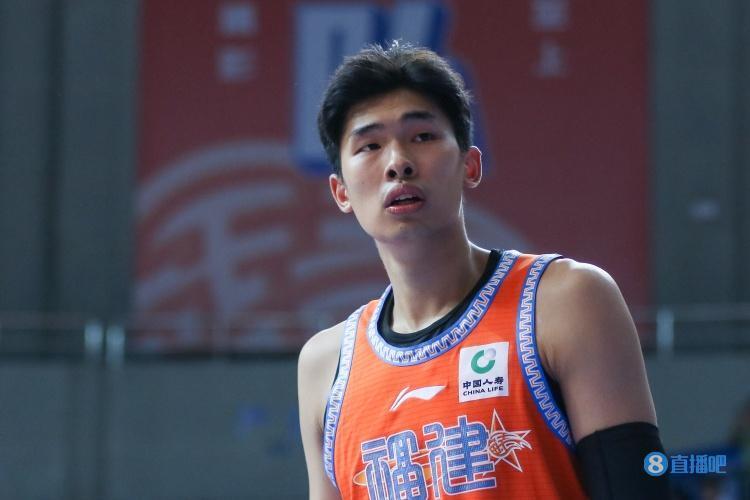 与昔日大学队友方佳晨同场竞技 邹阳感慨:希望未来都越来越好_腾讯