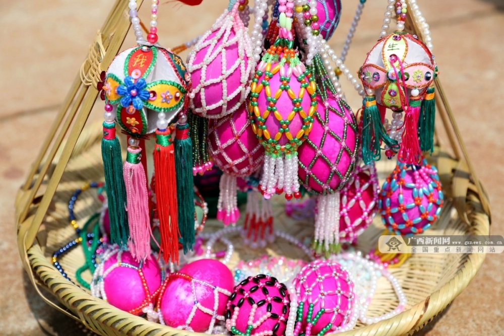 彩蛋彩蛋彩蛋满篮彩蛋民俗游行民俗游行民族舞蹈一名女子在拍摄彩蛋