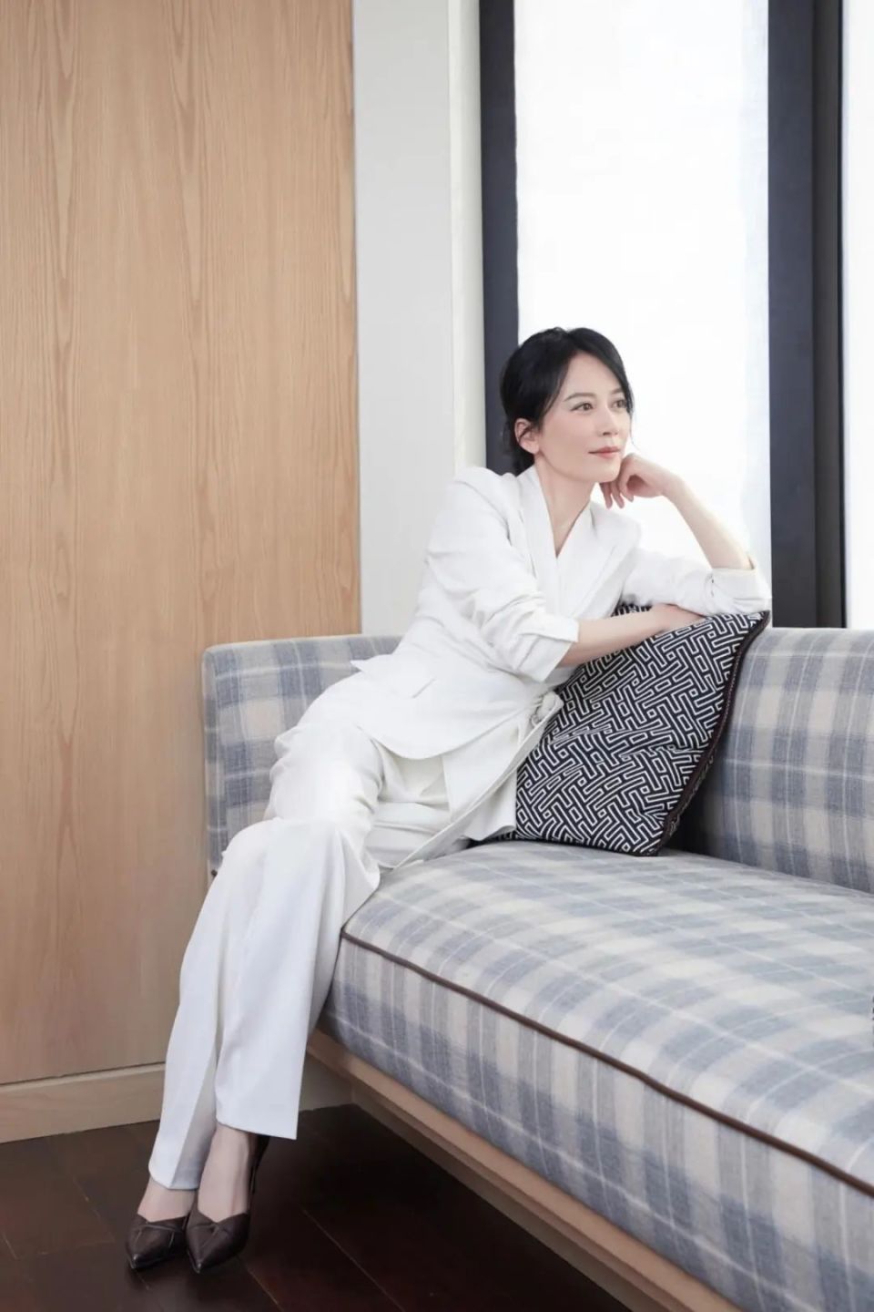 53岁俞飞鸿不婚不育,近照惊为天人,其实她的野心,被低估了!_腾讯新闻