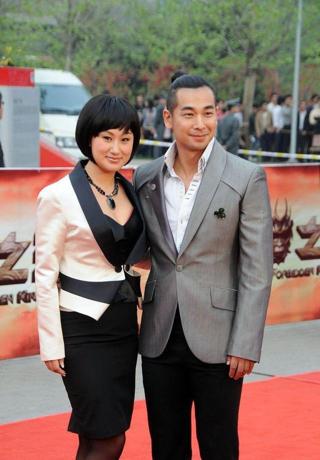 赵文卓晒出结婚17周年庆祝视频,被嘲老气横秋,妻子张丹露是他3位女