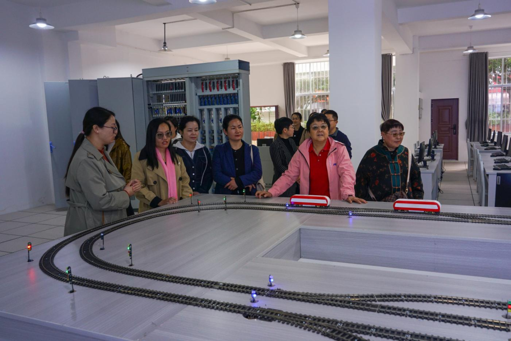 云南省女企业家协会会长郑南南一行到滇西科技师范学院调研_腾讯新闻