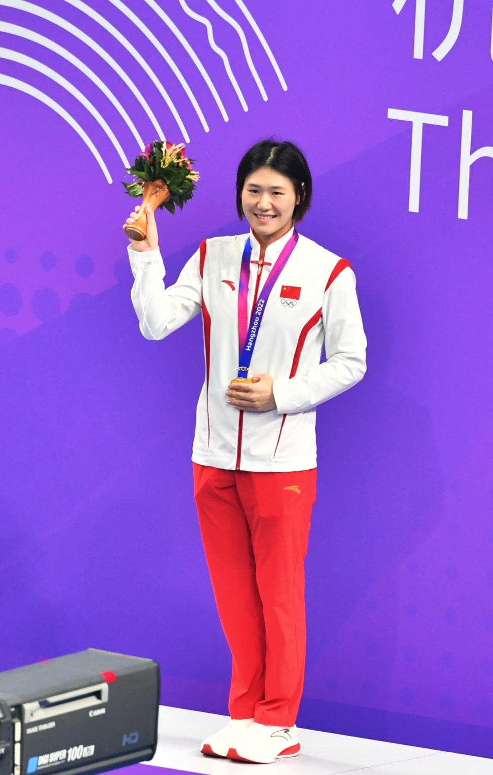 泳坛名将叶诗文首夺金牌