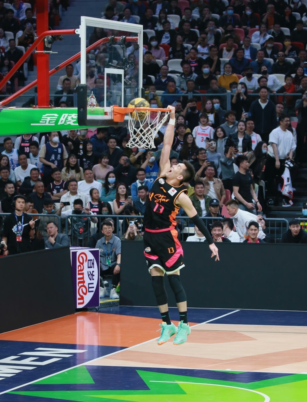 1米91郭艾伦 1米91胡明轩,表演扣篮了!