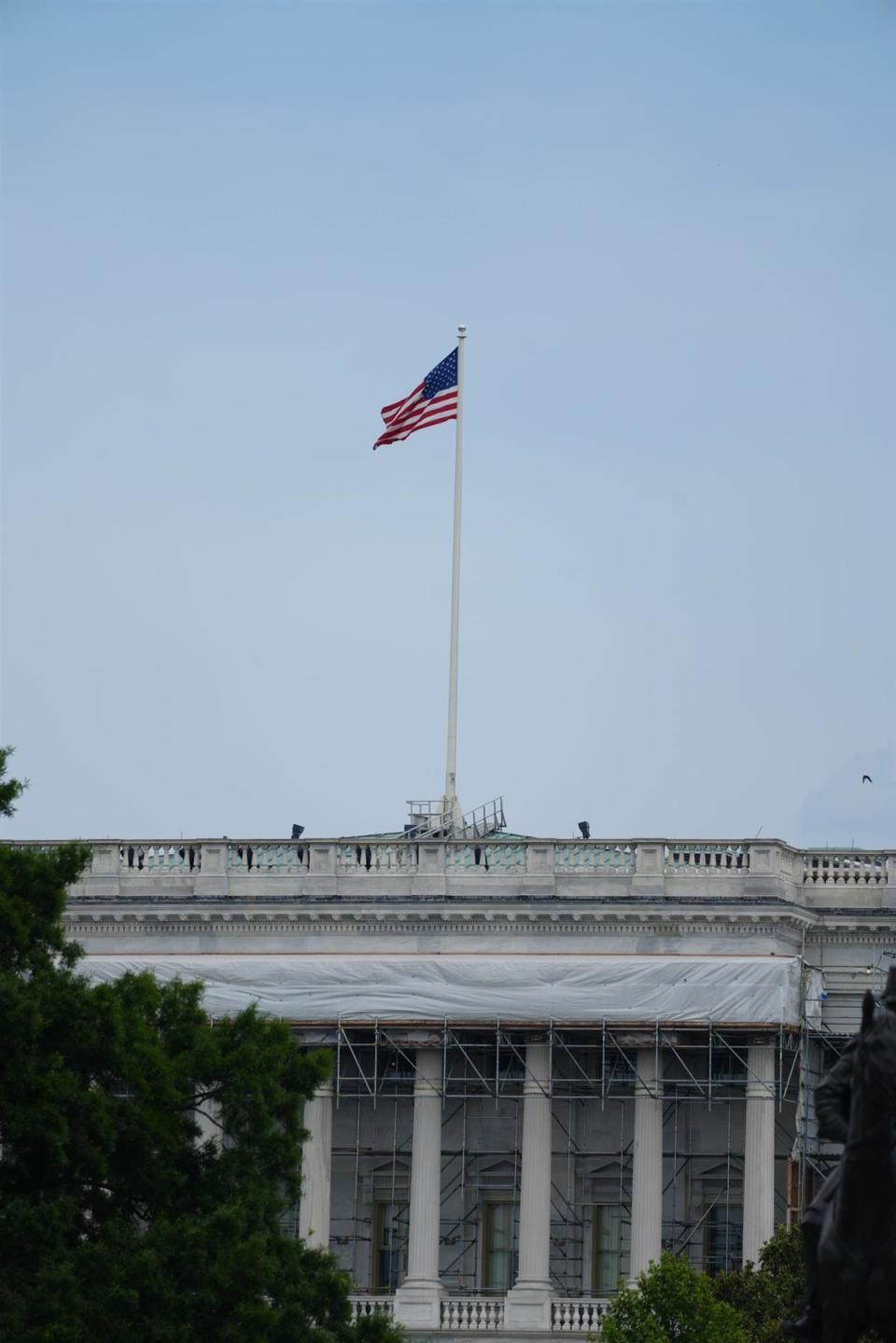 美国国会大厦上国旗被人倒挂,网友浮想联翩