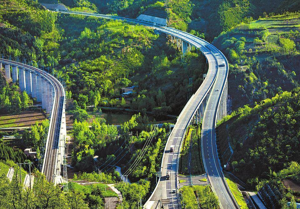 加快推进沿太行山高速焦作至济源段,沿太行山高速公路西延等项目建设