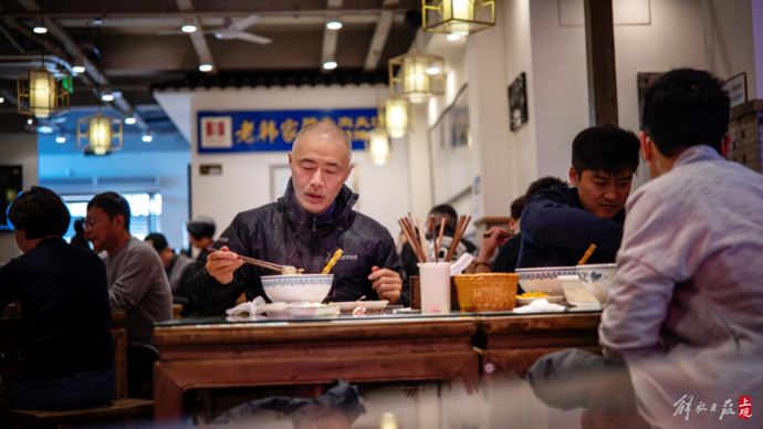 上海黄金地段小马路,打工人的碳水天堂_腾讯新闻