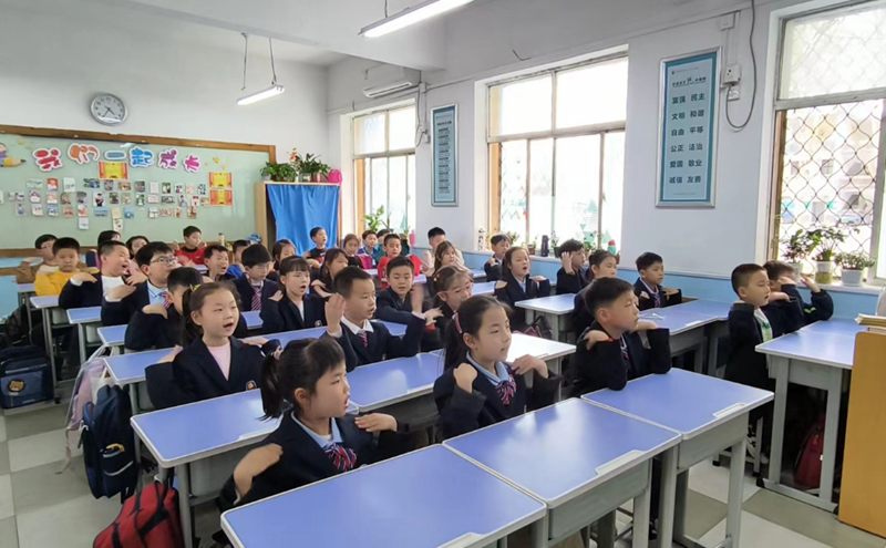 艺术启迪心灵歌声点亮生活二七区外国语小学开展课前一支歌班班有歌声