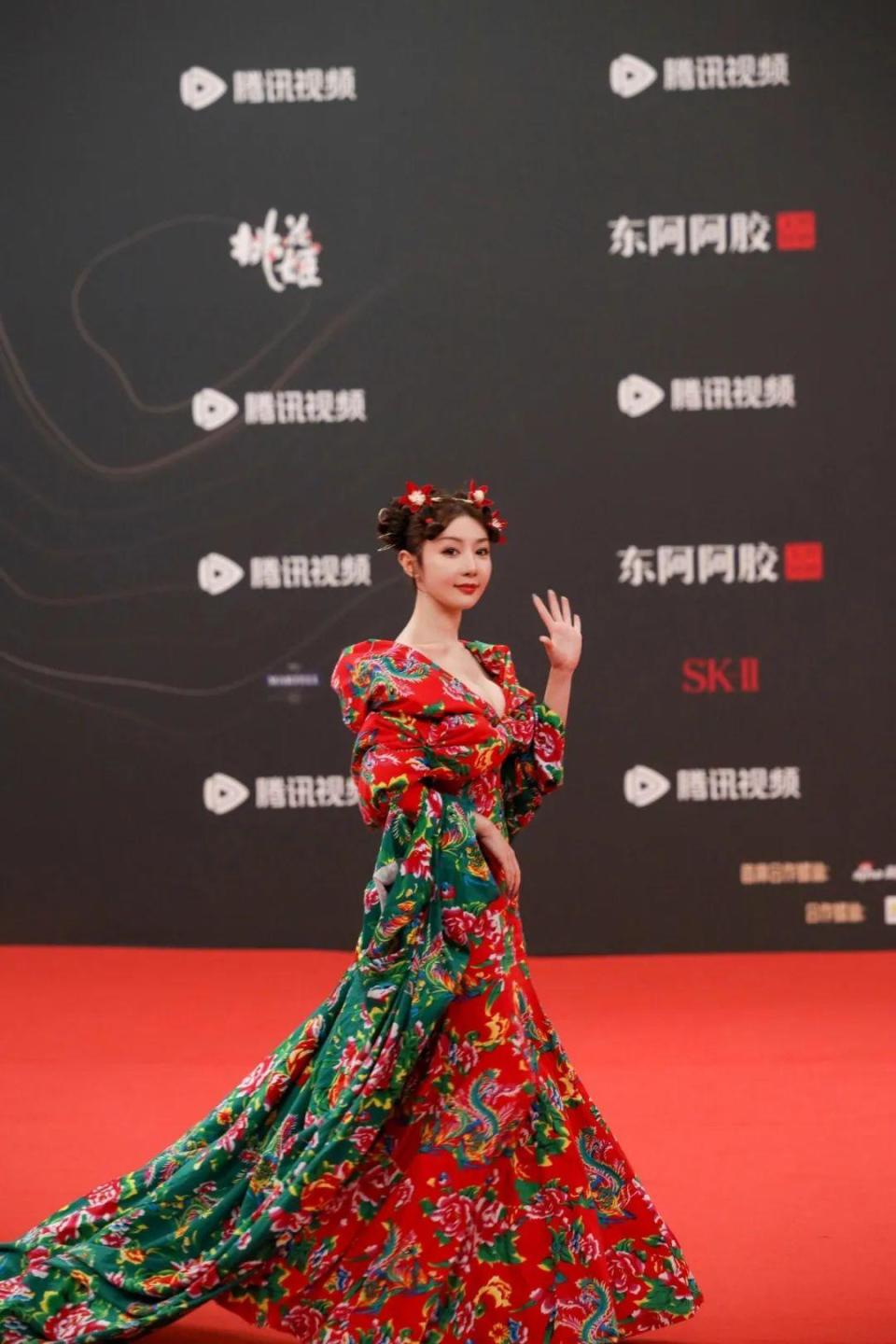 从未如此热辣！女星穿东北大花袄，出位吸睛！_腾讯新闻