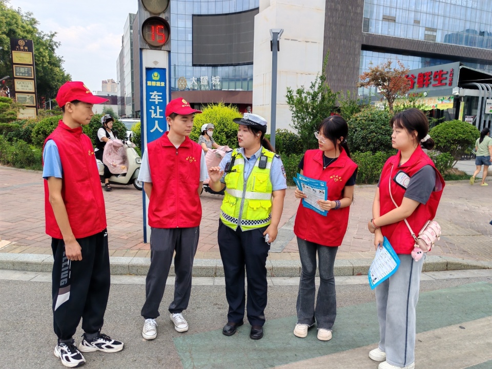 铜川交警联合大学生志愿者开展暑期文明交通志愿劝导