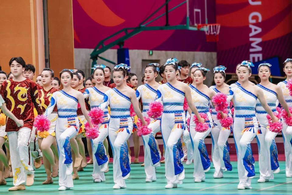 青春之舞铸就奋斗底色成渝双城上千名职工比试啦啦操