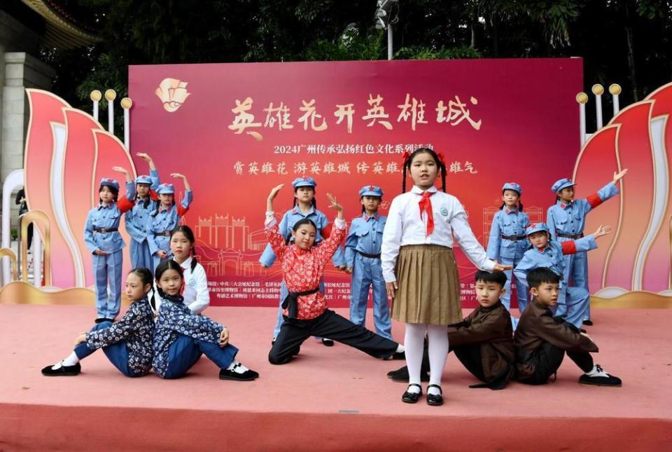 近日,广州起义烈士陵园的红棉舞台上,广州市越秀区农林下路小学的师生