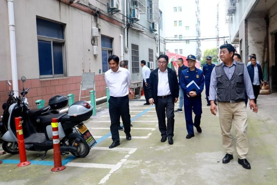 义乌市委常委,常务副市长喻新贵以"四不两直"方式督导检查电动自行车