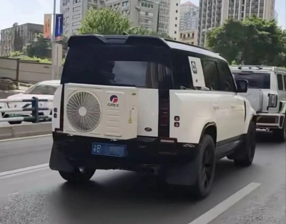 奔驰大g,路虎卫士把空调外机挂车尾,网友:你这空调几匹的?