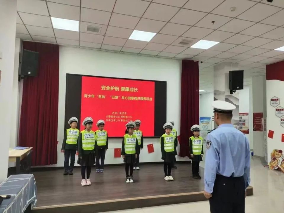 西青分局交警支队杨柳青大队交警联合西营门街相关单位共同开展"安全