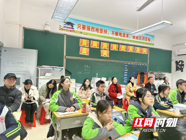 一课后,株洲市天元区天元中学语文教研组长魏永红给学校新进教师