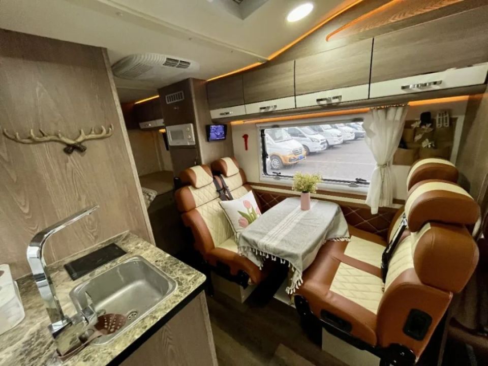 【二手房车】19年6月卫航大通v80c型房车