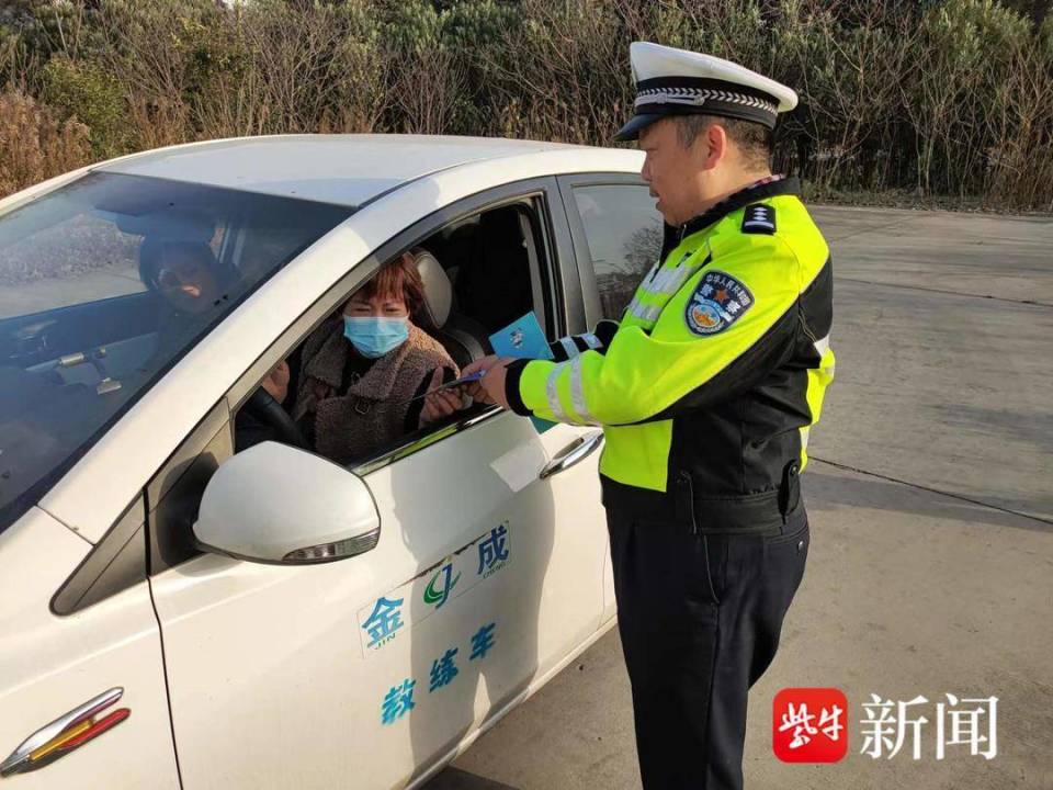 检查宣传双管齐下南京江宁交警走进驾校开展安全检查