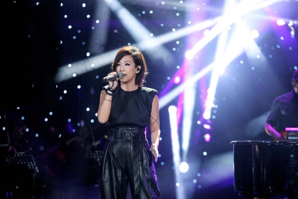 你》,《为你我受冷风吹》以及与前夫李宗盛合唱的《当爱已成往事》