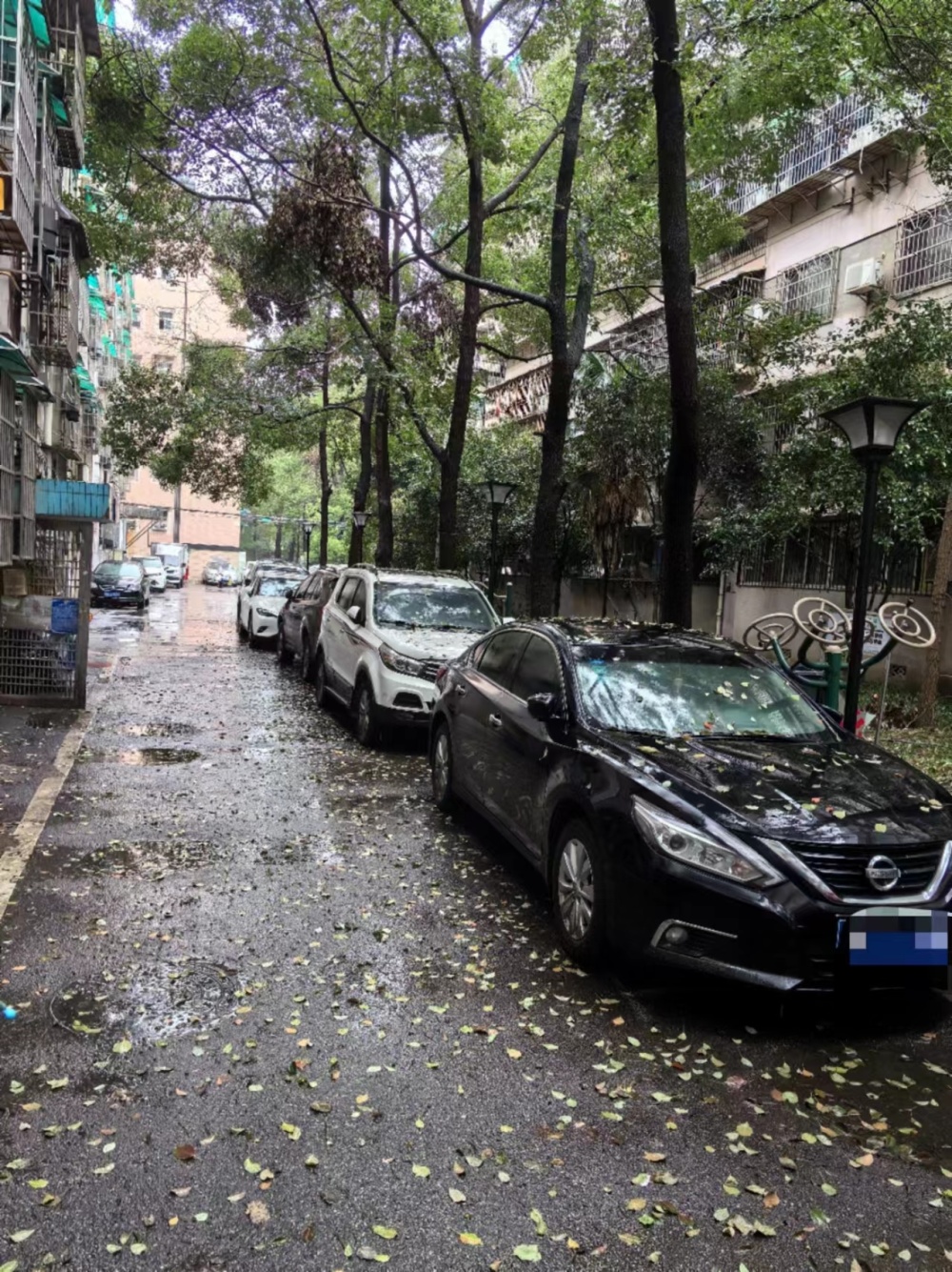 晨意帮忙丨长沙一小区开放式停车位总被外来车辆占用业主我停哪