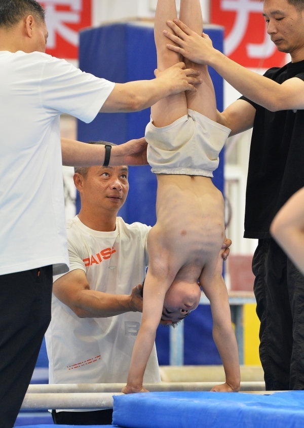 奥运冠军李小双为武汉体操队讲课