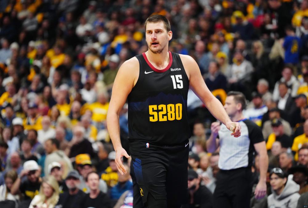 约基奇首节8中6轰16 5 3_腾讯新闻