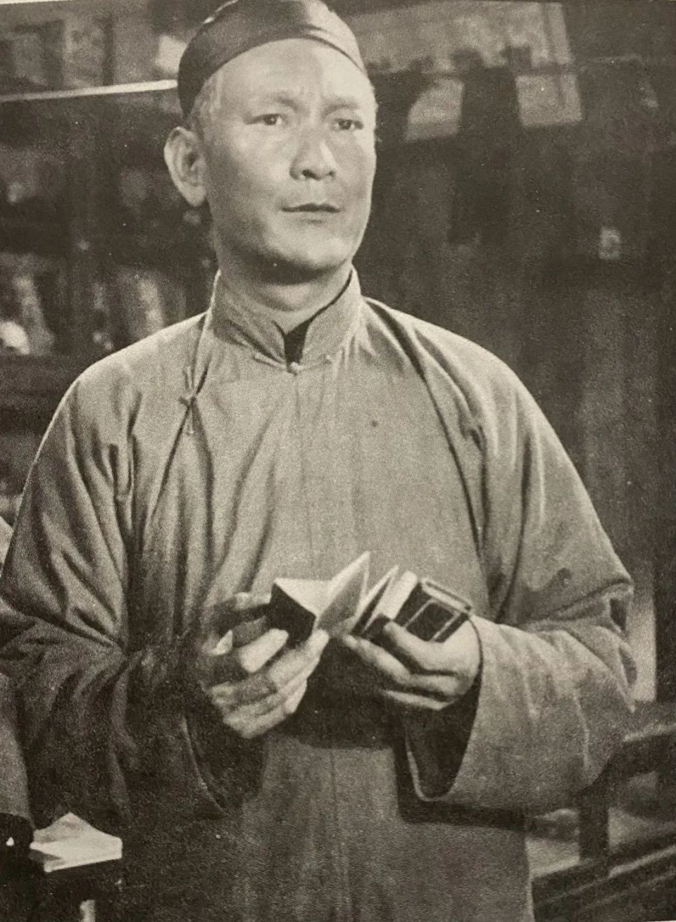 电影《林家铺子》由剧作家夏衍根据茅盾同名小说改编,水华执导,谢添