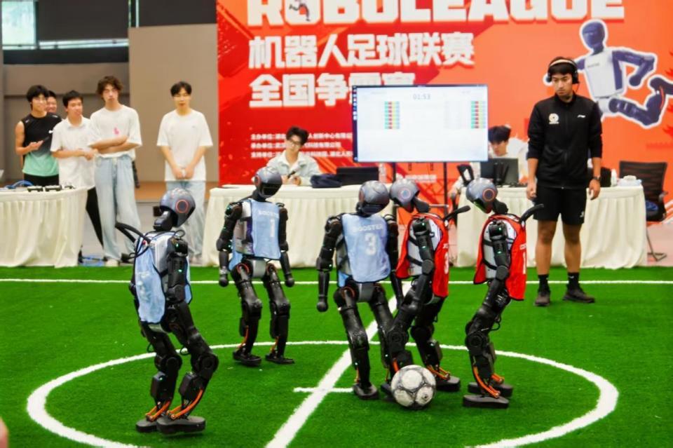 RoBoLeague机器人足球联赛全国争霸赛四强诞生！本周末总决赛巅峰对决_腾讯新闻