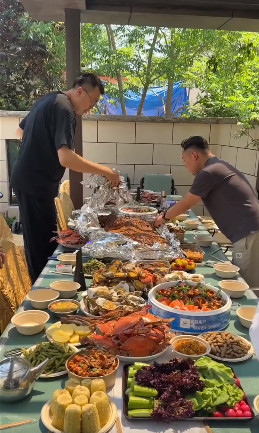 韩德君豪宅宴请辽篮全队!最美太太团f4出道,郭艾伦抢小孩自行车玩