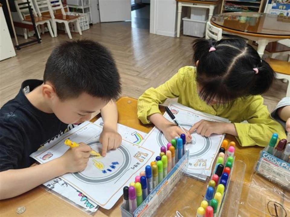 把食物绘在纸上!幼儿园让孩子们吃出童趣,吃出健康