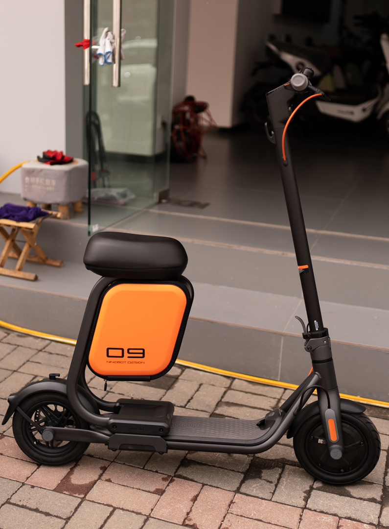 pro,九号电动滑板车f30采用更传统更成熟的电动滑板车设计方案,折叠