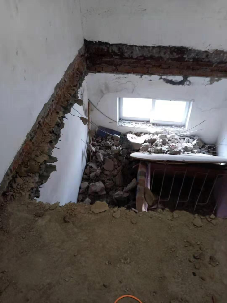 那么大违建,怎么让它建成的?