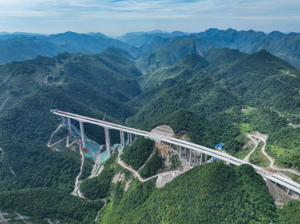 贵州桐新高速芭蕉湾特大桥贯通