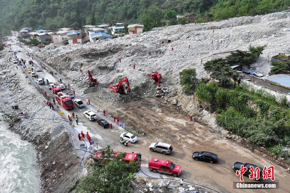 四川康定山洪泥石流318国道受灾段恢复通车