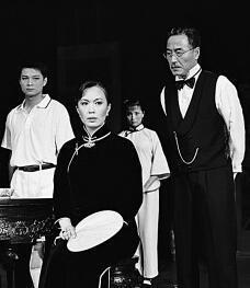 北京人艺2004年版《雷雨》,顾威任导演,杨立新饰周朴园(右一),龚丽君