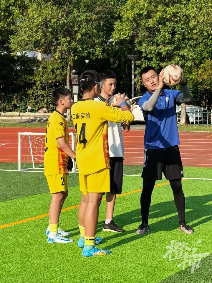 教练以及助理教练,每周有五天都会带着校队队员进行两小时高强度集训