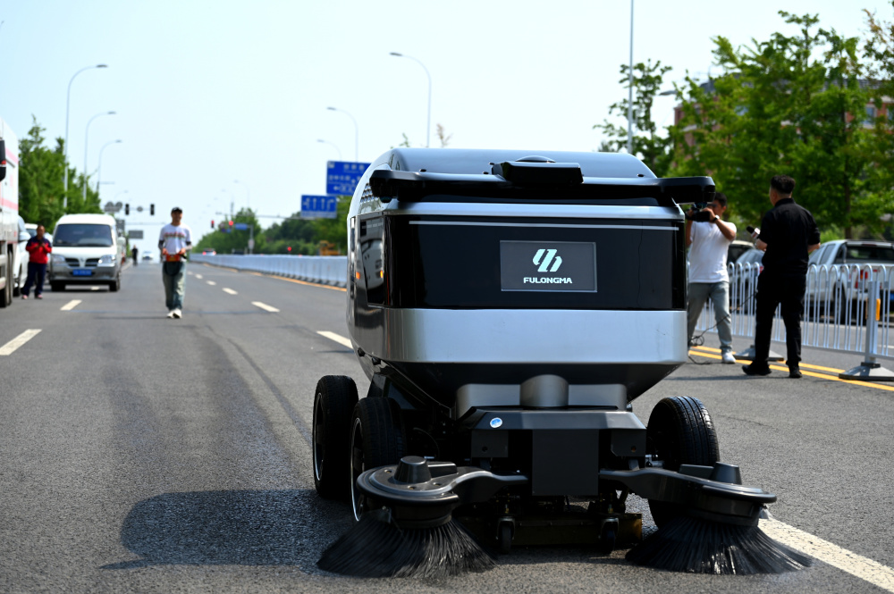 沈阳环卫工作提质增效再添新神器 全无人驾驶清扫车亮相沈阳街头