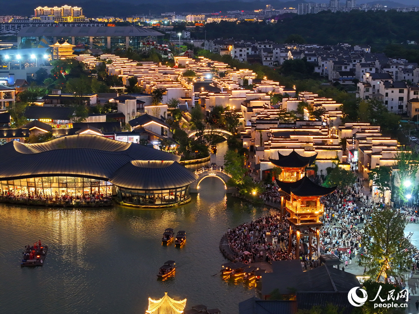 人民网 朱海鹏摄上饶市婺源县婺女洲度假区夜景璀璨,游客众多.