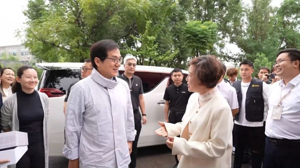 成龙来武汉参加开学第一课:大学一定要珍惜在校时光_腾讯新闻