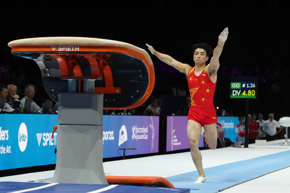 10月3日,中国队选手林超攀在跳马比赛中.