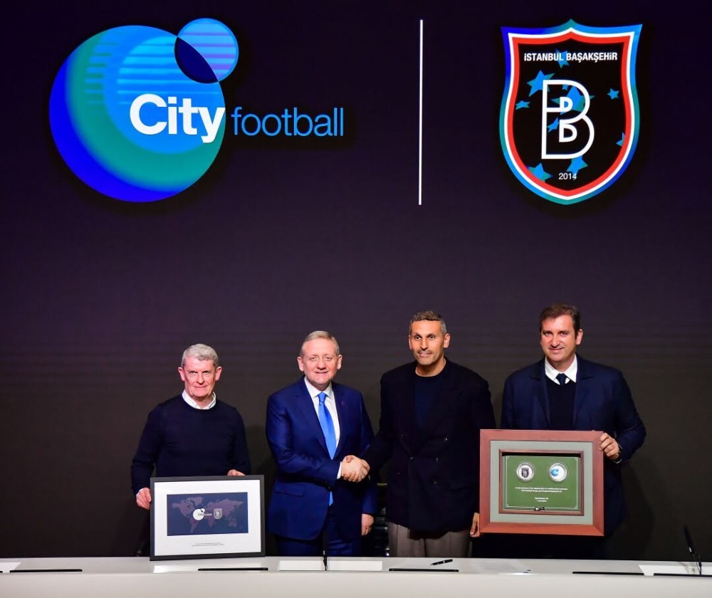 官方：城市足球集团与土超巴萨克赛尔签署合作协议