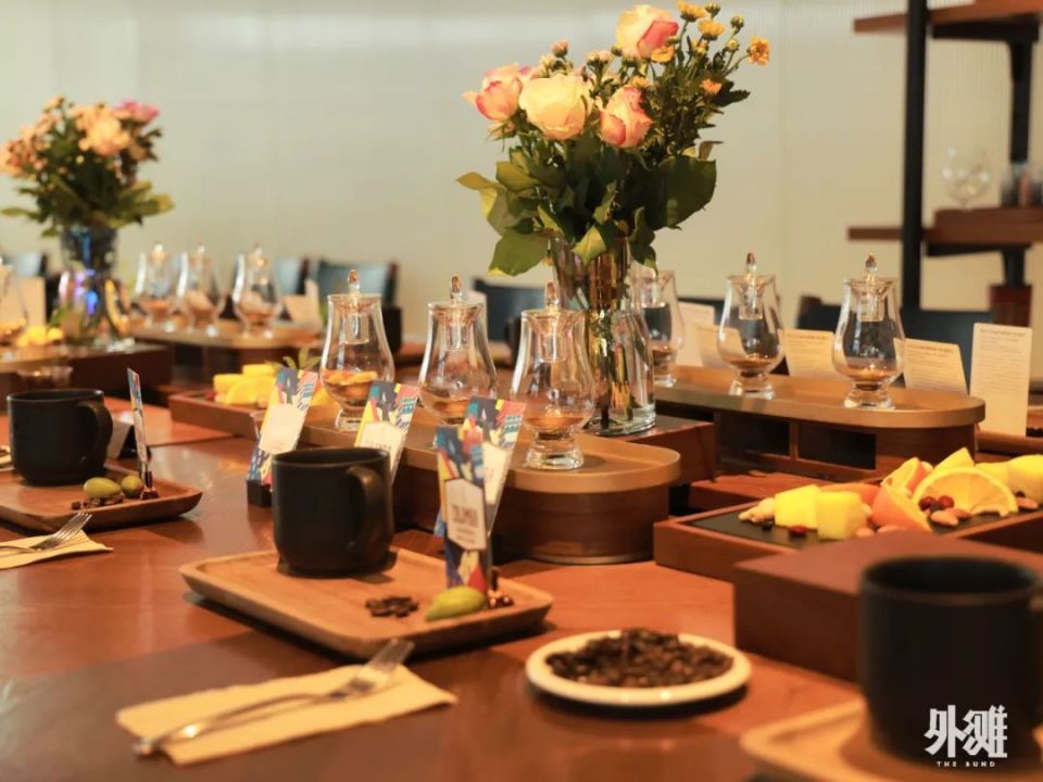 留意你身边星巴克门店墙上的公告,说不定很快就会和"