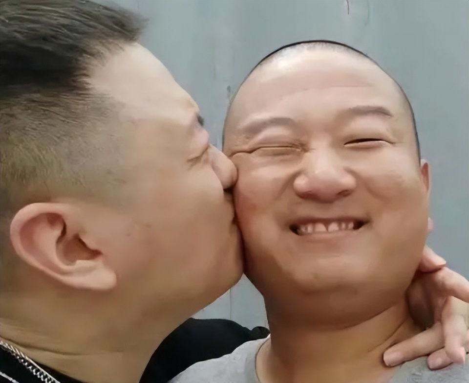 giao哥再次回应药水哥互相嘲讽手戴拳套打翻药水哥人形立牌