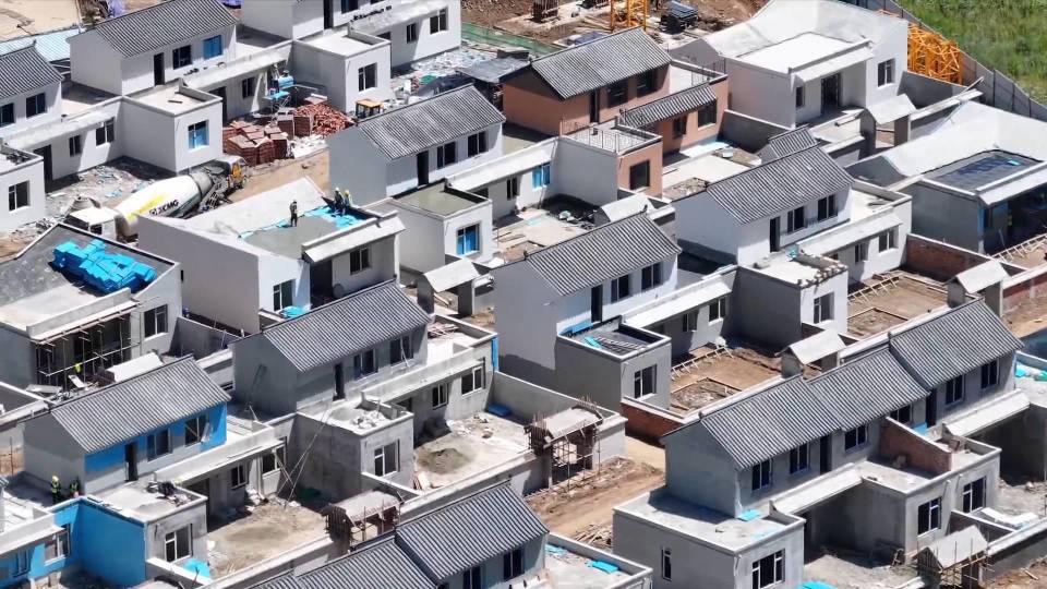 灾后重建加速积石成山重建家园有崭新模样