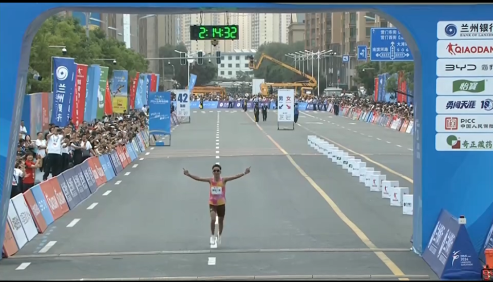 贾俄仁加2:14:32获兰马国内第一,后程高燃独行奔跑