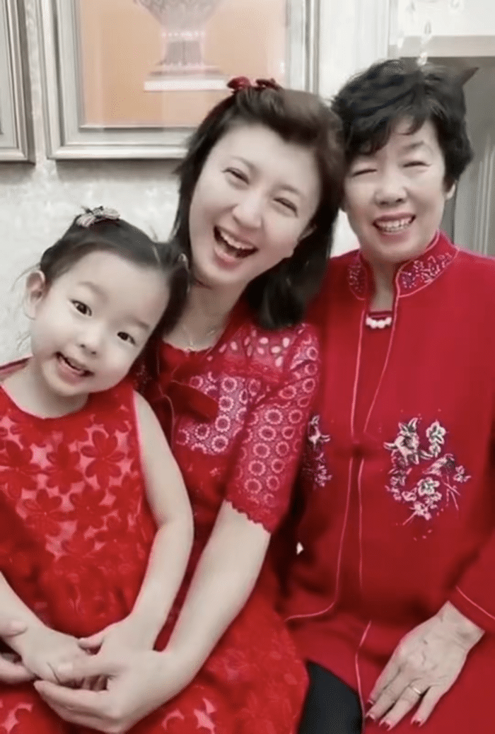 闫学晶带儿女外出聚餐5岁幼女单眼皮不像妈儿子已成家很帅气