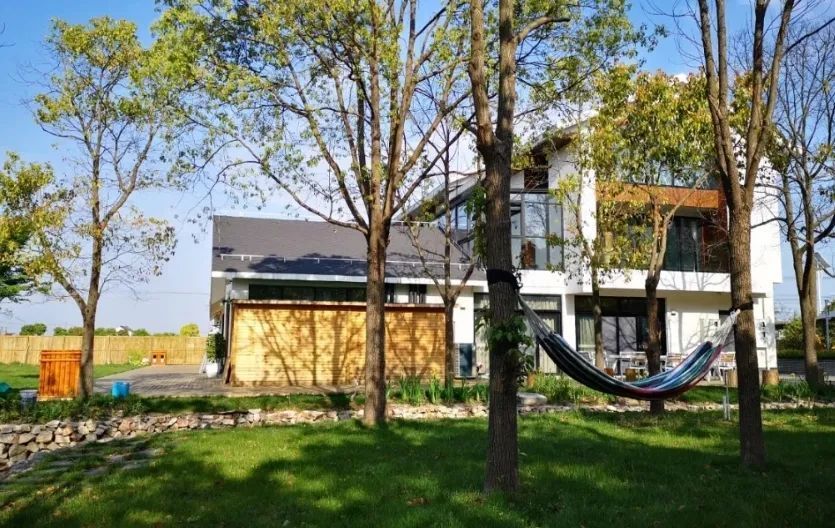 为此,她预订了八十八亩田的民宿房,打算和家人一起感受新农村的魅力,"