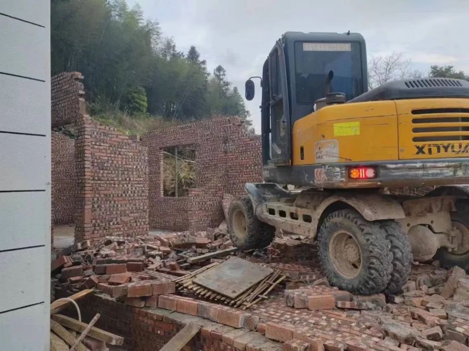 龙门滩镇石室村拆除1处违建猪圈约430平方米龙门滩镇硕儒村拆除1处