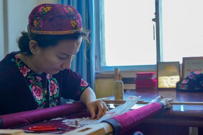 【筑梦哈密】全国乡村工匠名师——热娜古丽·素批:让维吾尔族刺绣"火