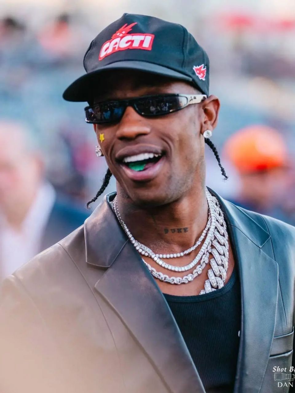 travsi scott 顶级「墨镜品味」,oakley   ro 无限上身